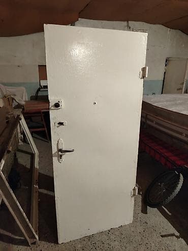 qapi tutacaqi: Metall qapı, açıq krem/ağ rəngdə. - Material: polad/metal lövhə, ağır — 1