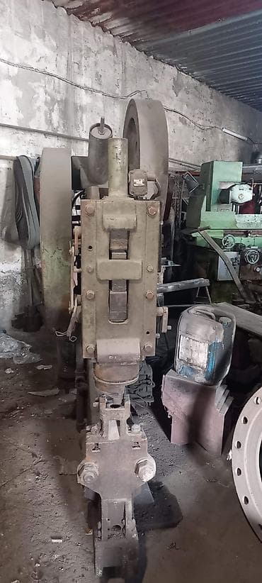 Sənaye mexaniki press (ekssentrik/krank tipli), ağır metallarla