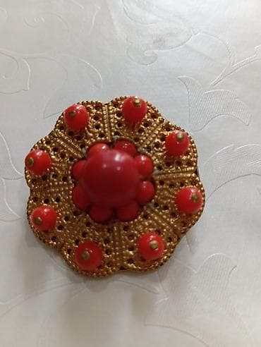 broskalar: Qızılı rəngli vintage brosa – korallı bəzəkli - Forma: dairəvi, qıfıl — 1