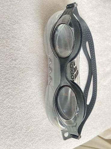 Adidas üzgüçülük eynəyi - Brend: Adidas - Rəng: qara çərçivə və