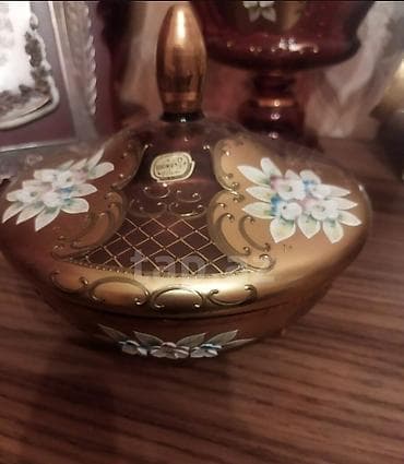 seyf qapi islenmis: Qızılı naxışlı dekorativ qapaqlı qab - Material: Şüşə/porşelan tipli — 1