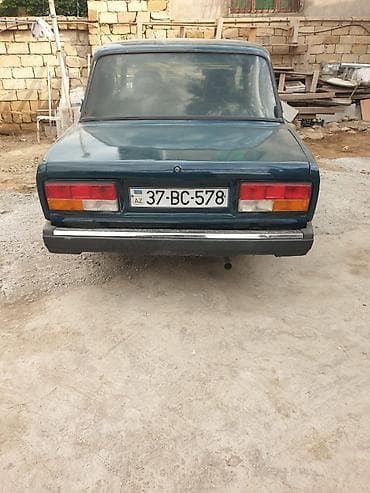 nolyedi maşın: VAZ 2107 sedan - Kuzov: 4 qapılı sedan, tünd yaşıl rəng - Mühərrik — 3