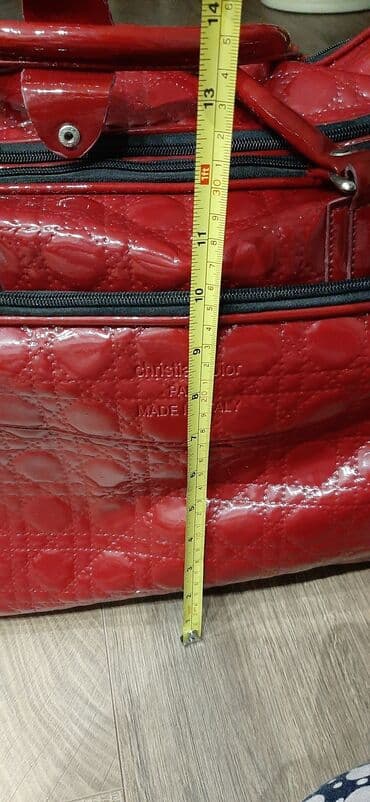 Dəbilqələr: Parlaq qırmızı rəngdə, dəbli görünüşlü çantası. Qısa tutacaqları var — 9