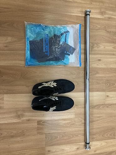 güleş: İdman paltarı yenidir etiketi var M Razmerdir.Güləş ayaqqabısı — 1