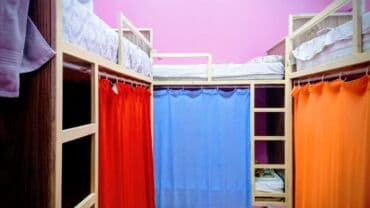 Başlıq: Pərdəli Hostel Otaqları Təsvir: Hostel tipli yataqxana –