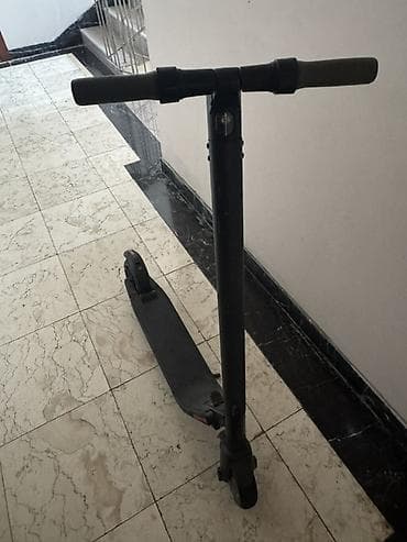 Elektrik skuter – qara rəng, kompakt və yığcam dizayn. Xüsusiyyətlər