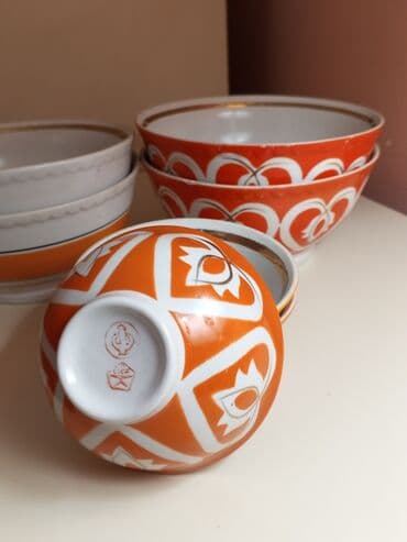 Sovet dövrünə aid qədim farfor qablar dəsti. Tərkibi: - 2 ədəd desert