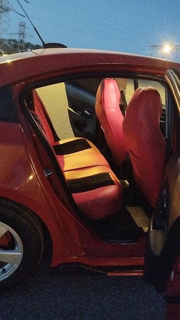 panel vurmaq: Chevrolet Cruze sedan – qırmızı rəng, 4 qapılı, ön ötürücülü. Gecə — 6