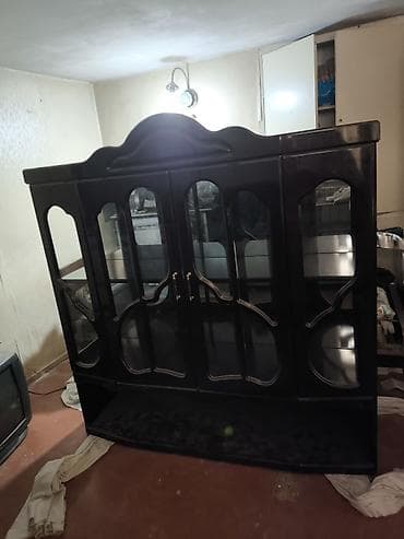 qehve desti: Qonaq otağı dəsti – tualet masası güzgü ilə və vitrin şkaf Tərkib: - — 3