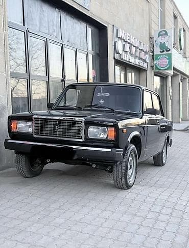 astara vaz: VAZ 2107, qara rəng, sedan kuzov. Texniki xüsusiyyətlər: - Arxa — 2