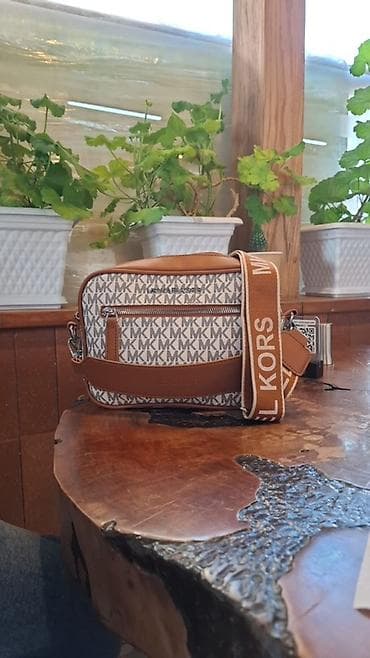 Çiyin çantası, Michael Kors