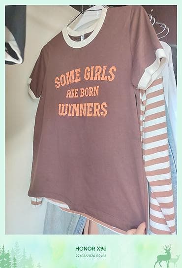tulum cins: Qadın T-shirt - Rəng: qəhvəyi (açıq krem kənarları və yazı) - Ön çap — 1