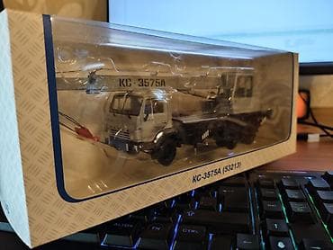 Kolleksiya üçün KS-3575A (53213) avtokran modeli. Model qutuda təqdim