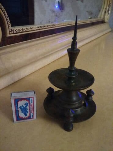 Qədimi mis şamdan. Möhürü var. Fotoda göstərilib