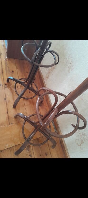 paltar asilqani: Məhsul: Taxta asılqan (ayaqüstü) Təsvir: - Klassik dizaynlı — 1