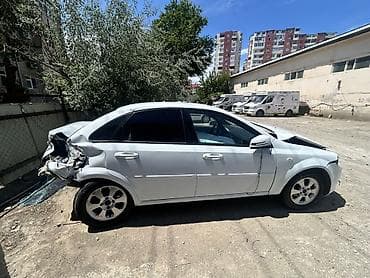 teker type 0: Chevrolet Lacetti, ağ rəng, sedan kuzov. Texniki xüsusiyyətlər: - — 3