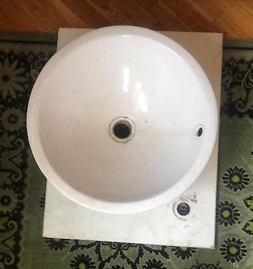 Birinin arxasinda qiriq var. Hec bir maneciliyi yoxdu icde qalir