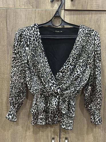 leopard: Ölçü 38 Qadın bluzası – leopard print - Model: kəsişən V-yaxa, beldə — 1