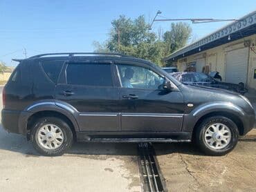 aqrar kend teserrufati texnika traktor satış bazari: Tünd rəngdə SsangYong Rexton SUV modeli, dam relsləri ilə təchiz — 3