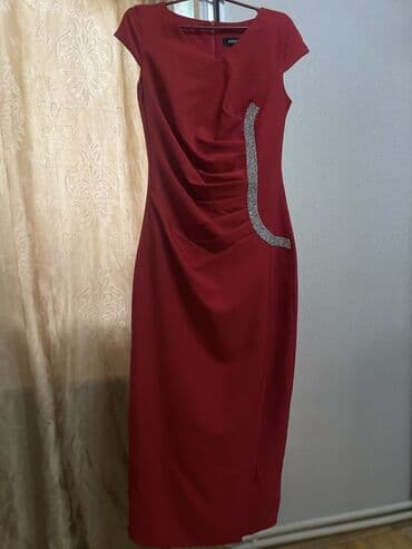 вечерние бордовые платья: Qırmızı zərif ziyafət donu - Model: midi uzunluq, bədənə oturan kəsim — 2