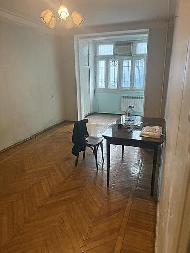 qarayev 3 otaqli evler: 3 otaqlı Leningrad lahiyəli mənzil satılır, 2/5 daş bina, A.Sultanova — 2