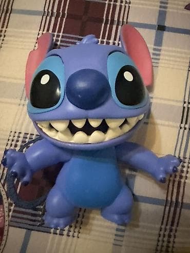 stitch kuklası: Stitch fiquru – mavi-bənövşəyi rəngdə, iri qara gözlü və xarakterik — 1