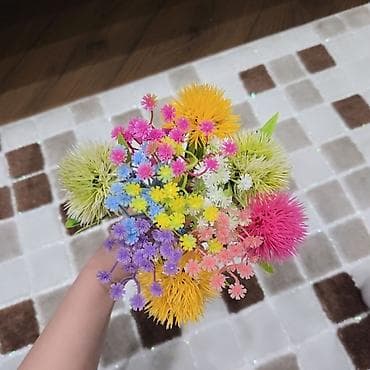 dekarativ guller: Tebii güllerden ferqlenmeyen çox gözel,rəngarəng dekorativ güllər.10 — 2