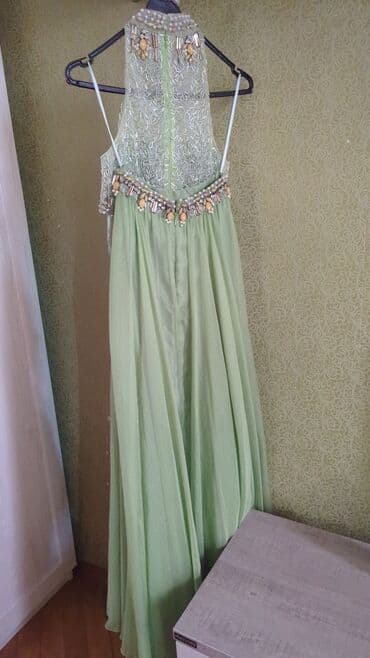 qadın ucun donlar: Yaxası və bədən hissəsi boncuklarla bəzədilmiş, yaşıl rəngli qadın — 2