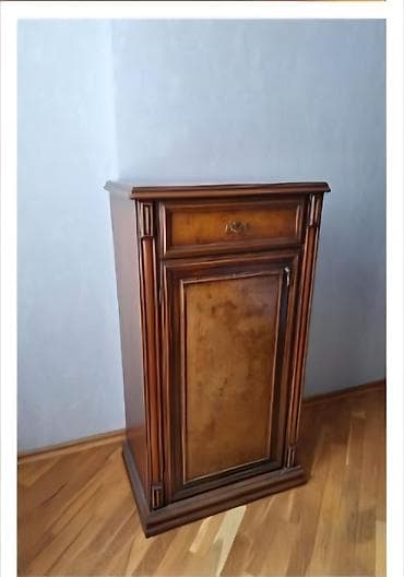 Dolab Ela veziyyetdedi temiz taxta. Butun destde movcuddu. Real