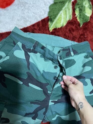Herbi şalvarı satılır. Kişi üçündür amma qadında geyine biler. 38 40