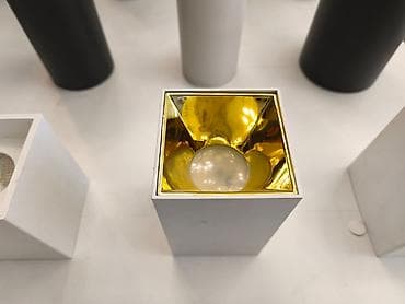 mini projektor: Müasir dizaynlı kvadrat korpuslu dekorativ işıqlandırma elementi. - — 1