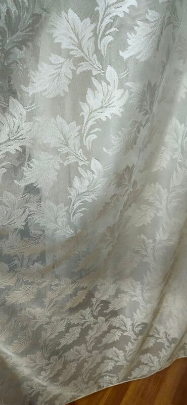 maqnit perde: Ağ rəngdə, zərif naxışlı tül pərdə. Otağa yüngüllük və incəlik qatır — 5