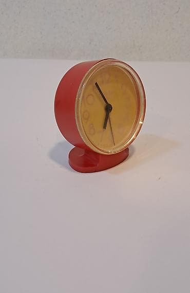 Настольный будильник Слава, в хорошем рабочем состоянии. СССР 1970х — 2