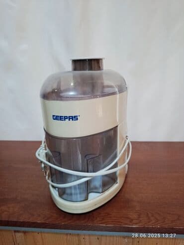 Kokteyl edən(sok çəkən)