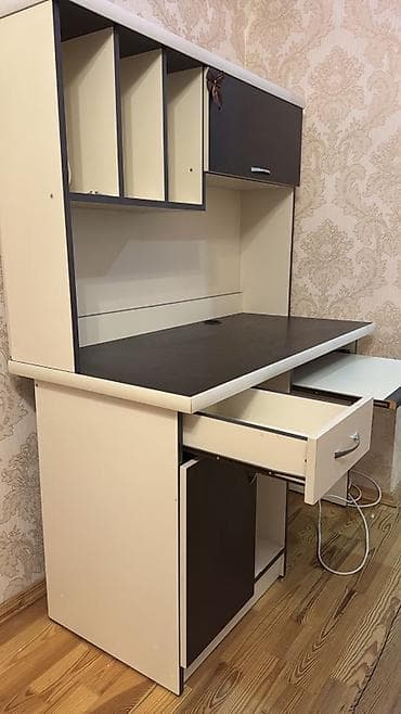 Düz masa, Polkalı, Siyirməli, Sadə laminat