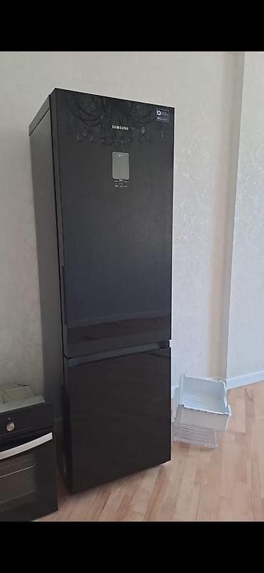 samovar satilir: Samsung iki qapılı soyuducu - Rəng: qara (şüşə/leykəli ön panel) - — 1