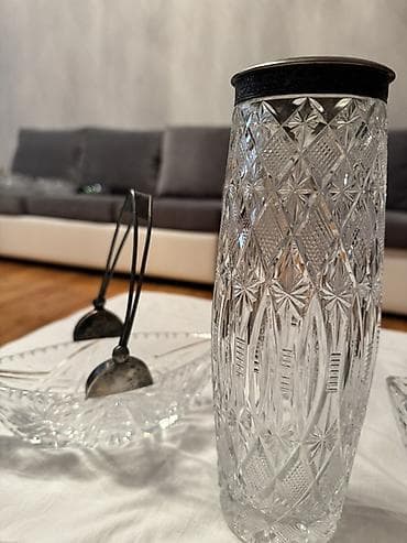 Столовые приборы: Kəsmə şüşə süfrə dəsti gümüş, 60-70 ilin Dəst Tərkib: - 1 ədəd hündür — 2