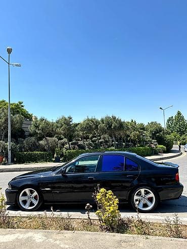 купить бмв: BMW 5 Series E39 sedan – qara rəng, M-paket üslublu eksteryer — 2