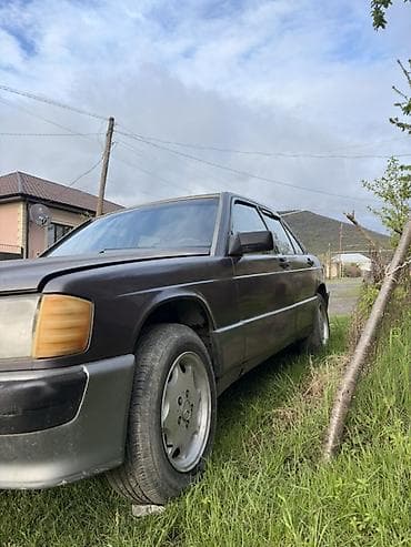 volkswagen tiguan ii: Mercedes-Benz 190 (W201) sedan - Kuzov: 4 qapılı sedan, qara rəngdə — 3