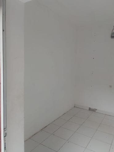 Kiçik ticarət/biznes sahəsi – vitrinli giriş qapısı ilə - Sahə: tək — 3