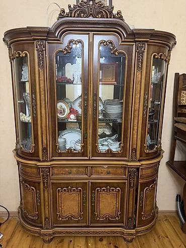 Klassik üslubda vitrin-bufet - Material: Təbii ağac (masiv) və