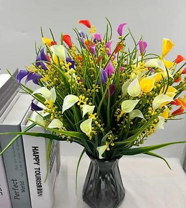 Şəkillər, tablolar: Tebii güllerden ferqlenmeyen çox gözel,rəngarəng dekorativ güllər.Biri — 1