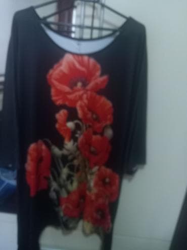 Qara rəngli qadın geyimi – ön hissəsində iri qırmızı gelincik (xaşxaş)