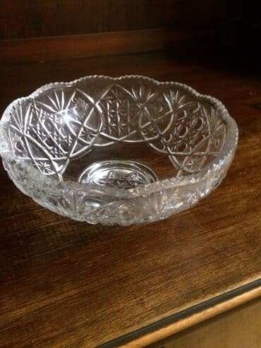 lalə gülü: 2 ededi 40man.Gedimi sovet xrustal vazalar(rusiya).Hem konfet gabi — 2