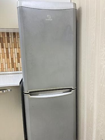 Фото и видеокамеры: 2 двери Indesit Холодильник Продажа, цвет - Серебристый — 1