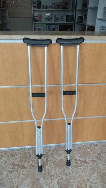 Yerimək üçün arabalar, çəliklər, əsalar, rollatorlar: Əsa Mağazadan əldə etmək mümkündür Qiymət çeşidinə göre dəyişir — 6