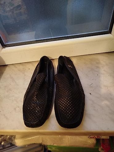 Makasin və loferlər: Kişi loaferləri – qara rəngdə, perforasiyalı üst hissə ilə. Nəfəsalan — 4