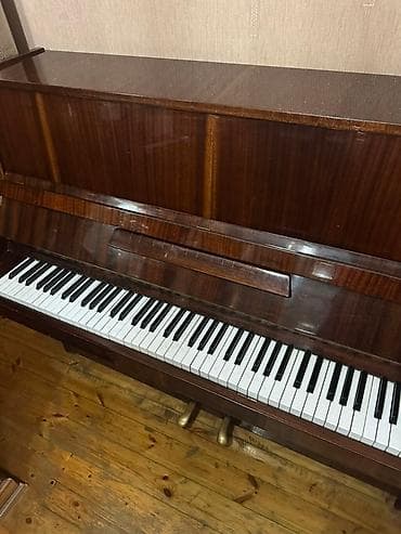 Musiqi alətləri: Tünd qəhvəyi rəngli, parlaq səthli "BEЛOРYСЬ" markalı pianino. Alət ağ — 2
