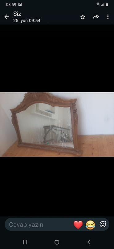 bufet: Klassik üslubda taxta bufet və onun üçün böyük güzgü dəsti. - — 2