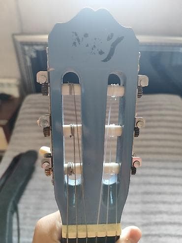 gitara kabel: Klassik gitara. Üstündə hər şeyi verilir. Pula ehtiyac olduğu üçün — 4